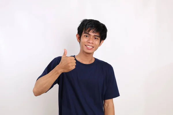 Parmağını Gösterirken Ayakta Duran Mutlu Asyalı Genç Adam Beyaz Arkaplanda — Stok fotoğraf
