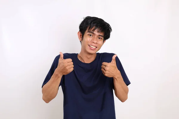 Feliz Asiático Jovem Enquanto Mostrando Seus Polegares Para Cima Isolado — Fotografia de Stock