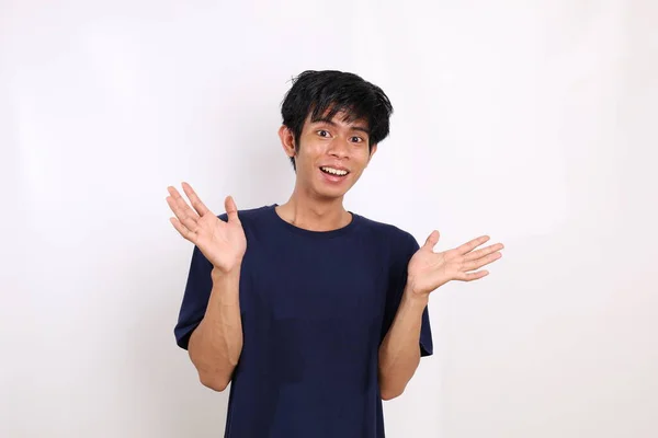 Asiatischer Junger Mann Mit Überraschter Gestik Und Miene Isoliert Auf — Stockfoto