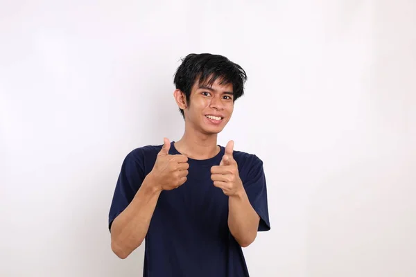 Glücklicher Asiatischer Junger Mann Stehen Während Die Daumen Die Kamera — Stockfoto