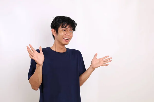 Asyalı Genç Adam Şaşırmış Bir Jest Ifadeyle Duruyor Kopyalama Alanı — Stok fotoğraf