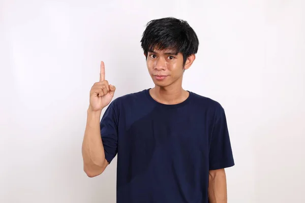 Glad Asiatisk Ung Man Avslappnad Stående Medan Visar Ett Finger — Stockfoto
