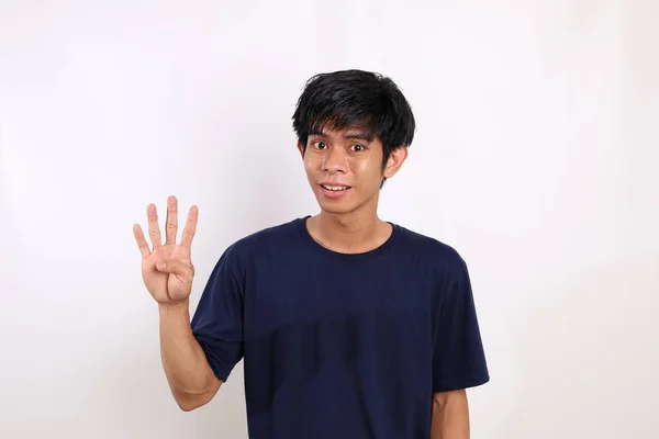 Feliz Asiático Joven Casual Pie Mientras Que Muestra Cuatro Dedos — Foto de Stock