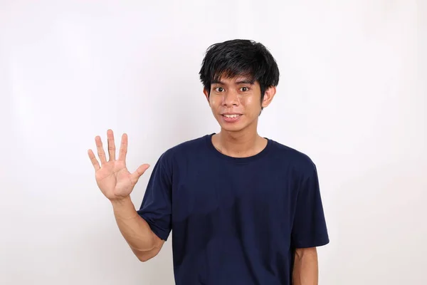 Mutlu Asyalı Genç Adam Beş Parmağını Gösterirken Ayakta Duruyor Kopyalama — Stok fotoğraf