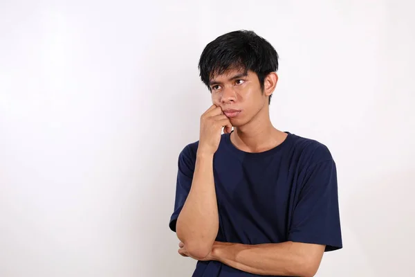 Smutny Azjatycki Młodzieniec Stojący Boku Izolowane Biało Przestrzenią Kopiowania — Zdjęcie stockowe