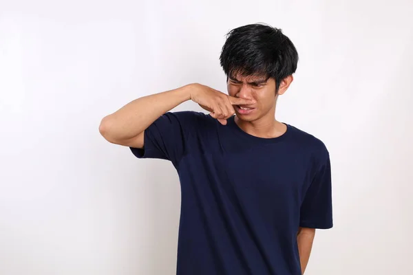 Pemuda Asia Berdiri Sambil Menutup Hidungnya Konsep Bau Busuk Terisolasi — Stok Foto