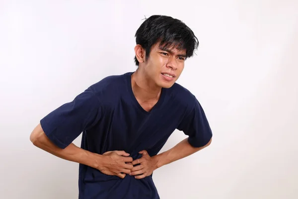 Unzufriedener Asiatischer Junger Mann Der Unter Bauchschmerzen Leidet Gesundheitsprobleme Isoliert — Stockfoto