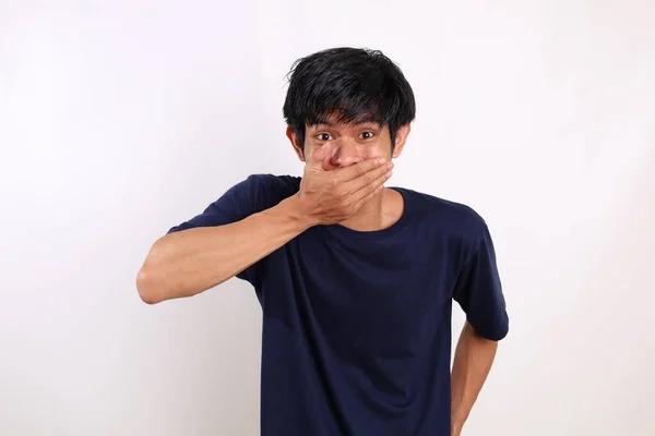 Jovem Asiático Chocado Cobrindo Boca Mão Isolado Sobre Fundo Branco — Fotografia de Stock