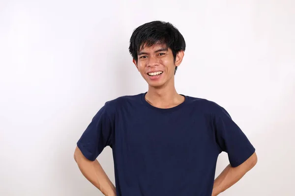 Potret Pemuda Asia Berdiri Sambil Tertawa Terisolasi Pada Latar Belakang — Stok Foto