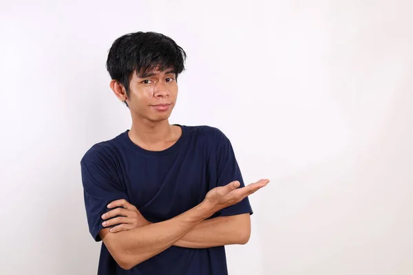 Азиатский Молодой Человек Стоящий Представляя Рядом Ним Изолированный Белом Фоне — стоковое фото