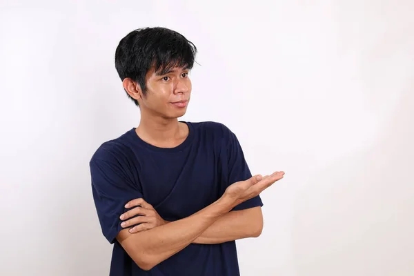 Asiatisk Ung Man Stående Medan Presentera Något Bredvid Honom Isolerad — Stockfoto