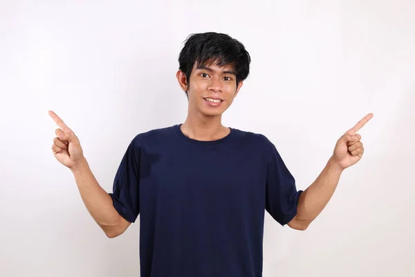 Gelukkige Aziatische Jongeman Die Beide Kanten Wijst Geïsoleerd Witte Achtergrond — Stockfoto