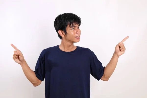 Pemuda Asia Yang Bahagia Berdiri Sambil Menunjuk Kedua Belah Pihak — Stok Foto