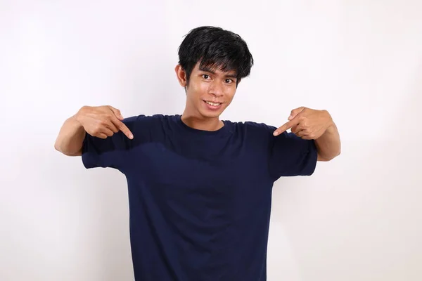 Asijský Mladík Neformálním Kostýmu Stojí Ukazuje Dolů Izolováno Bílém Pozadí — Stock fotografie