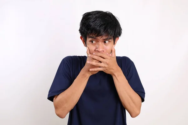 Asiatisk Ung Man Som Täcker Munnen Medan Han Sneglar Sidan — Stockfoto