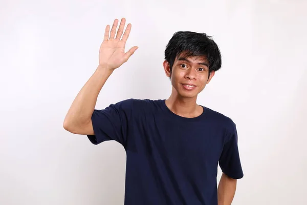 Boldog Ázsiai Fiatalember Áll Miközben Bemutatja Hello Gesztus Vagy Ujját — Stock Fotó