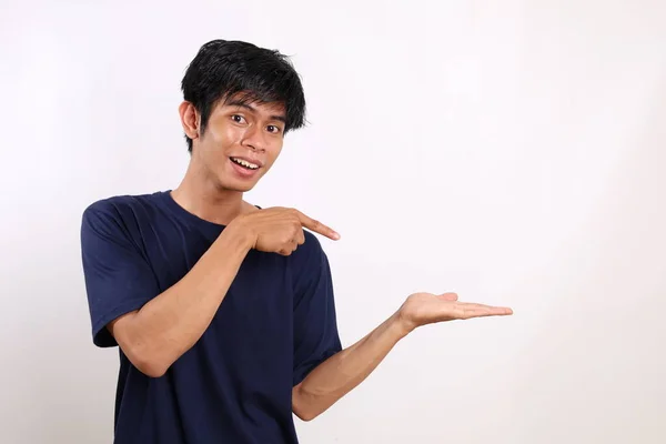 Asiatischer Junger Mann Steht Und Präsentiert Etwas Isoliert Auf Weißem — Stockfoto