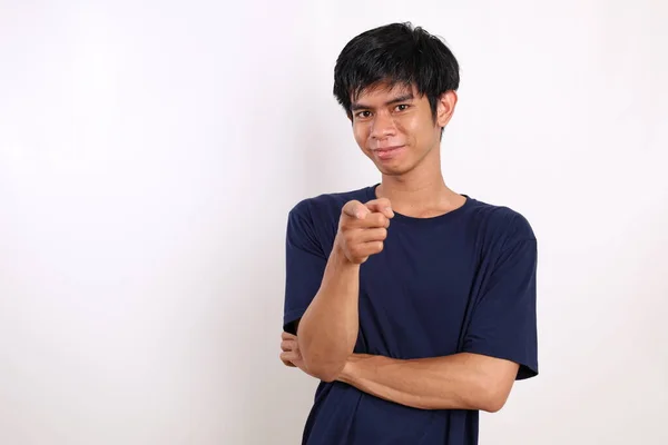 Щасливий Азіатський Молодий Чоловік Стоїть Вказуючи Камеру Ізольовані Білому Тлі — стокове фото