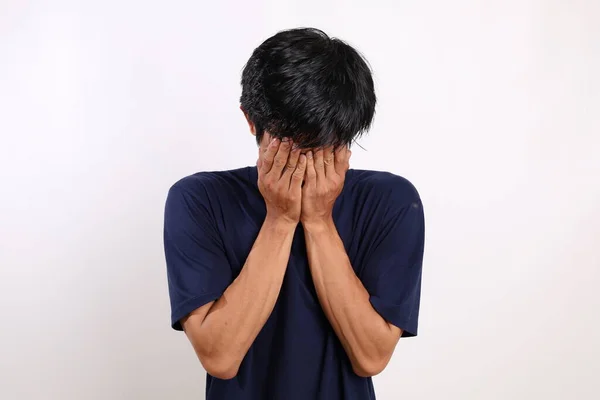 Pria Muda Asia Tertekan Berdiri Sambil Menutupi Wajahnya Terisolasi Pada — Stok Foto
