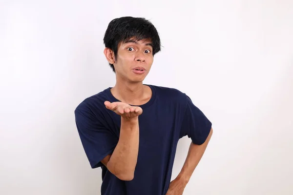 Aziatische Jongeman Staat Terwijl Hij Iets Zijn Hand Presenteert Geïsoleerd — Stockfoto