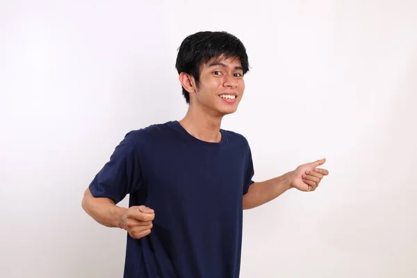 Szczęśliwy Wesoły Azjatycki Młody Człowiek Stojący Tańczący Patrząc Kamerę Odizolowane — Zdjęcie stockowe