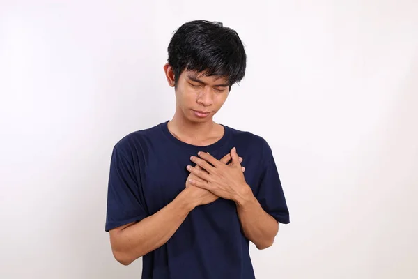 Foto Glada Drömmande Asiatisk Ung Glad Man Hålla Handen Bröstet — Stockfoto