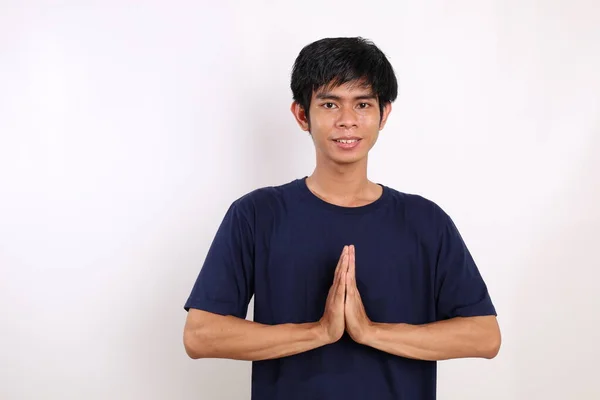 Glücklicher Asiatischer Junger Mann Mit Grüßender Handgeste Isoliert Auf Weißem — Stockfoto