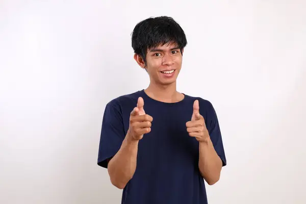 Mutlu Asyalı Genç Adam Seni Işaret Edip Kameraya Bakarken Beyazda — Stok fotoğraf