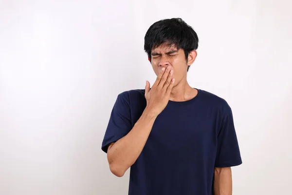 Portrait Asian Young Man Standing While Yawning Sleepy Gesture Terisolasi — Stok Foto