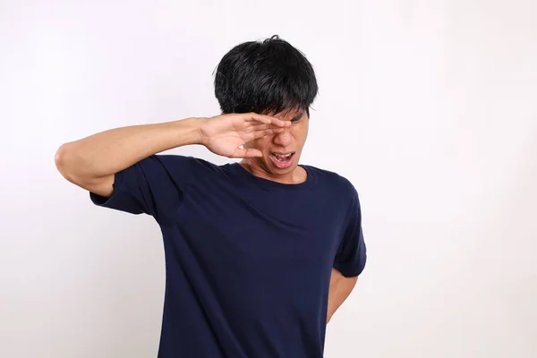 Ung Asiatisk Man Bär Blå Shirt Stående Över Vit Bakgrund — Stockfoto
