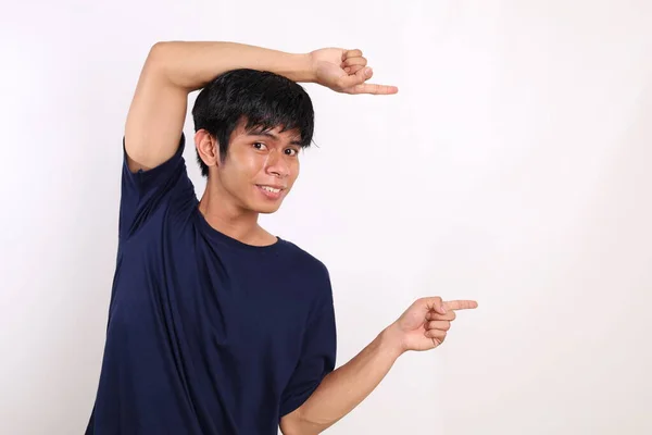 Glücklicher Junger Asiatischer Mann Der Steht Während Etwas Auf Einer — Stockfoto