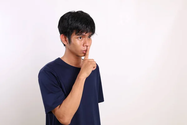 Giovane Uomo Asiatico Piedi Mentre Tiene Dito Sulle Labbra Sfondo — Foto Stock