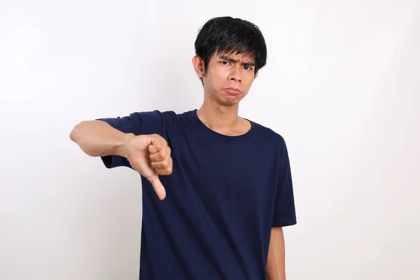 Boldogtalan Fiatal Ázsiai Férfi Áll Miközben Mutogatja Hüvelykujját Fehér Alapon — Stock Fotó