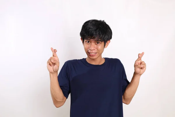 Joven Hombre Asiático Pie Con Gran Esperanza Cruza Los Dedos — Foto de Stock