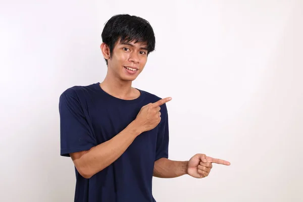 Junger Asiatischer Mann Steht Und Präsentiert Etwas Seitwärts Isoliert Auf — Stockfoto