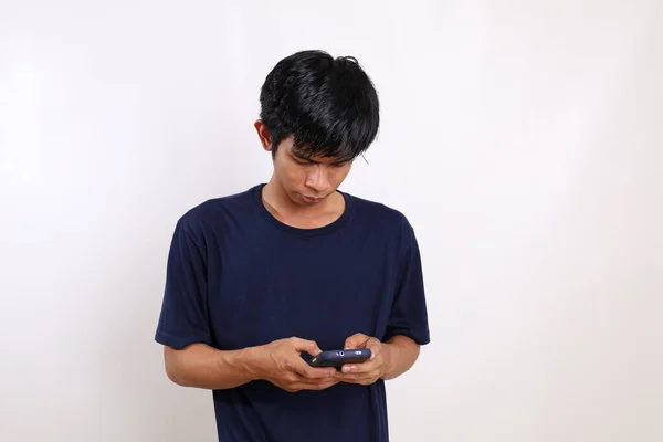 Joven Asiático Pie Mientras Sostiene Teléfono Celular Escribiendo Aislado Sobre — Foto de Stock