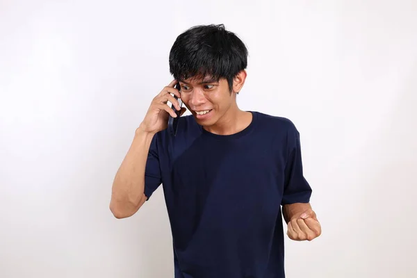 Щасливий Молодий Азіатський Чоловік Стоїть Отримуючи Хороші Новини Свого Мобільного — стокове фото