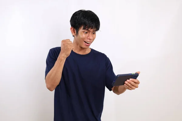 Megnyerni Egy Fiatal Ázsiai Férfit Miközben Okos Telefonjával Játszik Fehér — Stock Fotó