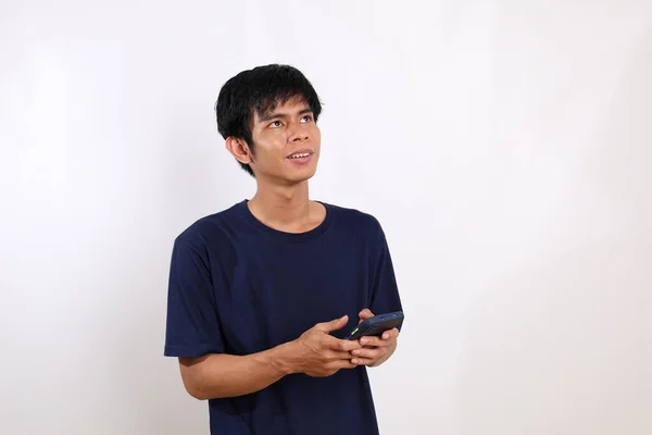 Молодой Азиат Стоит Время Съемки Держа Руках Мобильный Телефон Изолированный — стоковое фото
