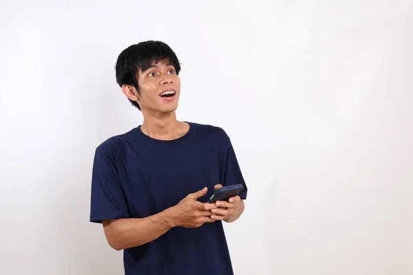 Meglepett Fiatal Ázsiai Férfi Áll Mellette Miközben Egy Mobilt Tart — Stock Fotó
