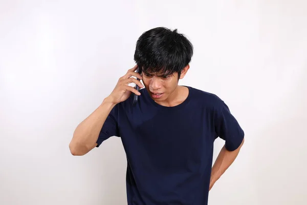 Überrascht Und Wütend Stand Ein Junger Asiatischer Mann Telefon Isoliert — Stockfoto