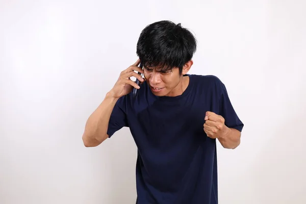 Pria Asia Muda Yang Terkejut Dan Marah Berdiri Sambil Berbicara — Stok Foto