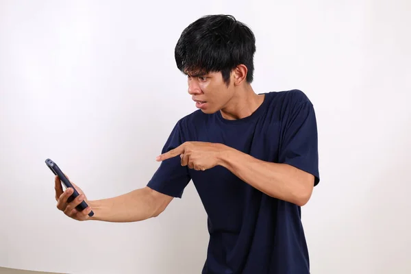 Irritado Jovem Asiático Homem Enquanto Fala Telefone Isolado Sobre Fundo — Fotografia de Stock