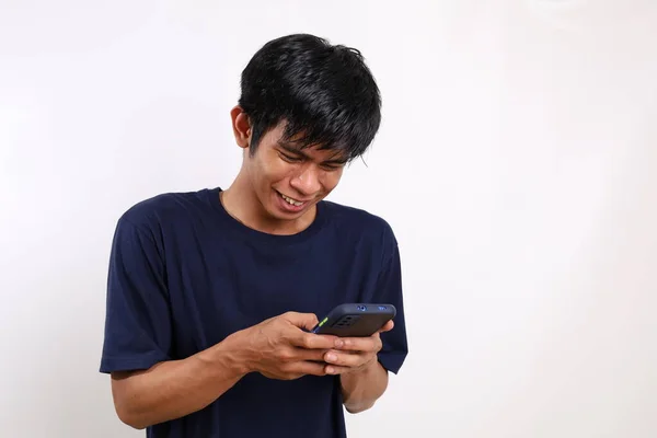 Feliz Jovem Asiático Homem Enquanto Segurando Digitando Seu Telefone Celular — Fotografia de Stock