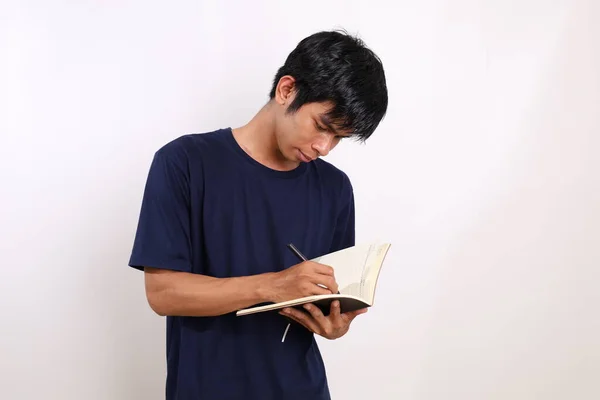 Giovane Asiatico Piedi Mentre Scrive Libro Isolato Sfondo Bianco Con — Foto Stock