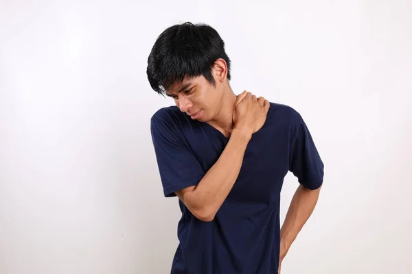 Joven Hombre Asiático Casual Que Sufre Dolor Hombro Aislado Sobre — Foto de Stock