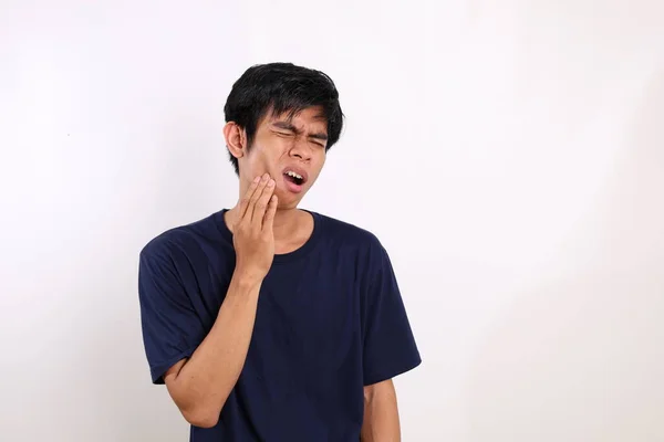 Ung Asiatisk Man Som Lider Tandvärk Isolerad Vit Bakgrund Med — Stockfoto