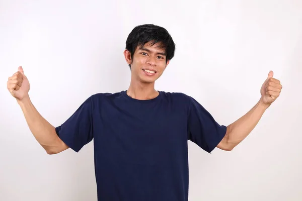 Gelukkige Jonge Aziatische Man Staat Terwijl Hij Duimen Omhoog Laat — Stockfoto