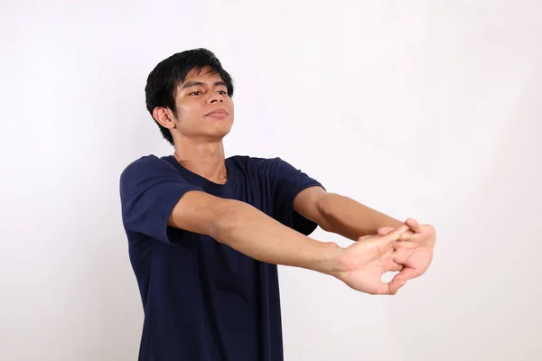 Porträtt Ung Asiatisk Man Som Står Och Stretchar Isolerad Vit — Stockfoto
