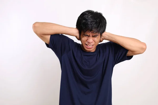Kesal Menekankan Pria Asia Muda Menutup Telinga Merasakan Nyeri Telinga — Stok Foto